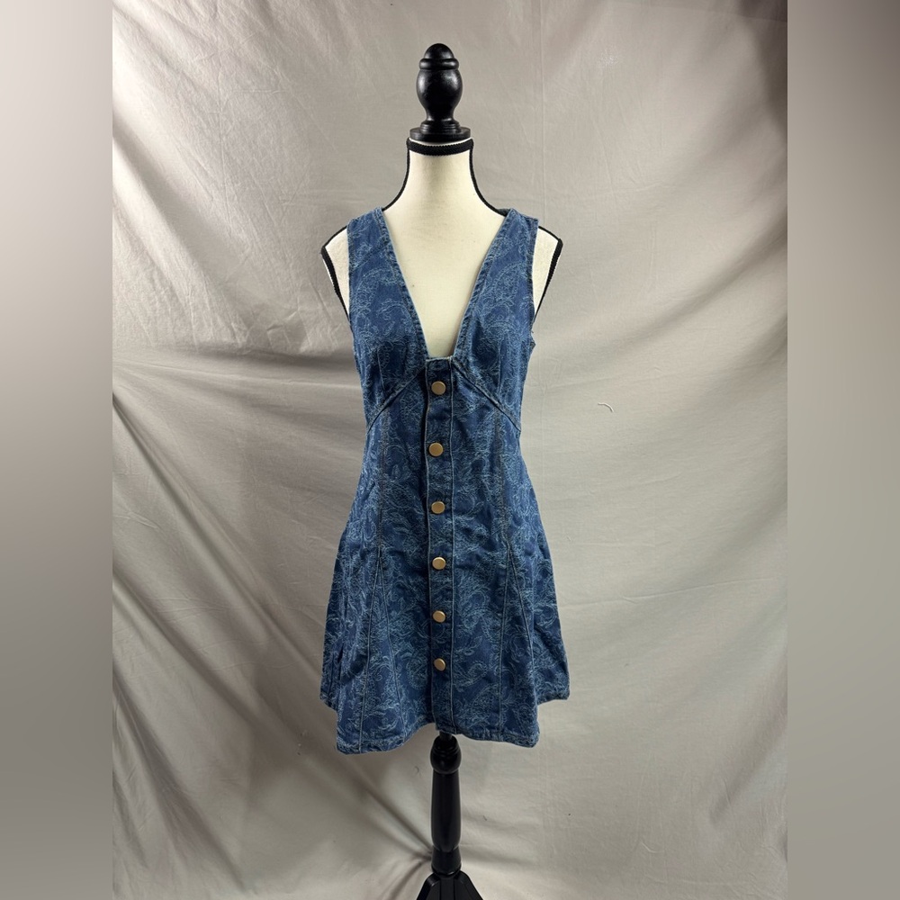 Button-Down Denim V-Neck Dress with Scroll Paisley Pattern - Picture 7 of 8